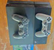 Ps4 Pro avec 2 manettes et CD FC25