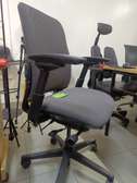 Chaise de bureau ergonomique grise avec support lombaire