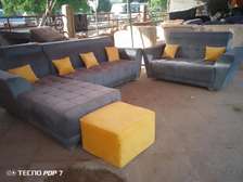 Canapé d'angle gris avec pouf jaune 5 places