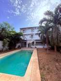 Villa R+2 avec piscine à louer aux almadies