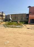 A VENDRE UN TERRAIN D ANGLE DE 150 M2 A LA CITÉ TACKO
