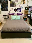 Lit queen size et literie