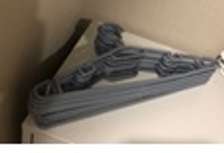 Cintres en plastique gris. Lot de 30.