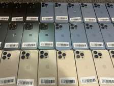 IPhone 13 simple 128 giga et iPhone 12 Pro Max 128