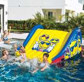Aire de jeux aquatique gonflable avec glissade