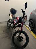 YAMAHA Moto cross tout-terrain 50cc avec top case