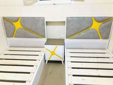 Ensemble lits jumeaux blanc gris jaune avec table de nuit