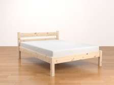 Lit simple bois naturel massif avec matelas confortable