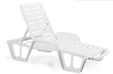 Transat en plastique pour plage/piscine avec accoudoirs