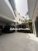 Villa R+2 avec jardin à louer aux almadies