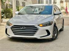 Hyundai Elantra berline blanche fiable et économique