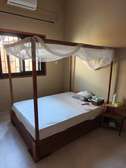 Lit 140x190 + matelas + moustiquaire
