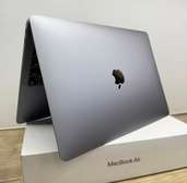 MacBook Air M1 13.3 pouces  dans sa boite