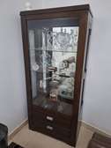 Vitrine bois foncé 3 étagères vitrées 2 tiroirs