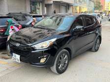Hyundai SUV noir spacieux maniable et fiable