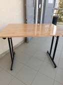 Table pliable bois clair pieds métal pour petits espaces