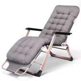 Fauteuil relax gris avec repose-pieds et coussin épais