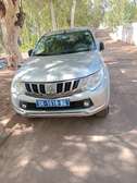 Mitsubishi L200 pick-up argent robuste polyvalent