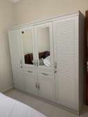 Armoire 4 portes couleur blanche