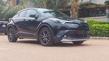 Toyota C-HR SUV compact noir jantes alliage sport