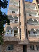 Appartement lumineux avec balcon et façade briques