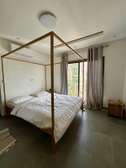 Lit + Matelas + Cadre de Moustiquaire + 2 Chevets
