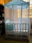 Lit Bébé en bois blanc avec moustiquaire