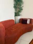 Canapé arrondi en tissu orangé