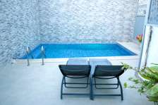 Villa avec piscine sur la terrasse