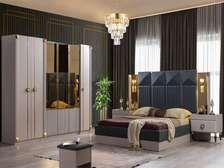 CHAMBRE A COUCHER  DORE BATTANTES+MEUBLE+POUF+BANC