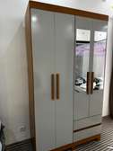 Armoire moderne avec miroir