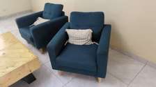 Lot 2 fauteuils bleu marine coussins bois clair
