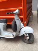2 VESPA VINTAGE BLANC ET BLEU A RESTAURER