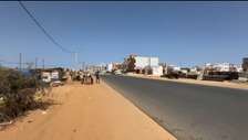 Terrain commercial 700 m² à Ndiakhirate – Première position