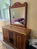 Armoire 4 battants + coiffeuse à vider.