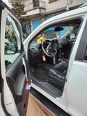 Toyota Land Cruiser SUV blanc robuste