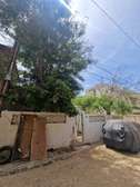 Terrain de 255 m² Ouagou Niaye avec maison à raser