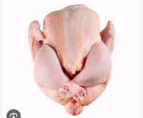 Poulet entier frais tendre et savoureux prêt à cuisiner