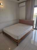 Lit 160 x 200 avec matelas.