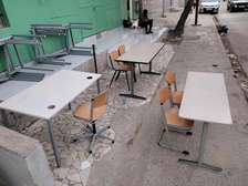 Table et chaises d'écoles