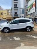 Ford SUV compact blanc maniable et confortable