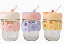 Tasse gobelets en verre avec paille