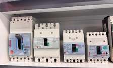 Disjoncteurs robustes Merlin Gerin DPX 250 et 160