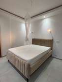 Lit double + matelas orthopédique + 2 tables de chevet