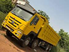 CAMION BENNE SINOTRUK HOWO 8X4