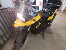 Moto BMW GS 650 jaune noir avec top case polyvalente