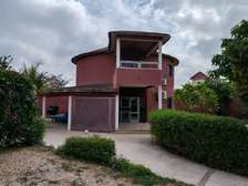 A vendre villa R+1 avec Piscine à Saly