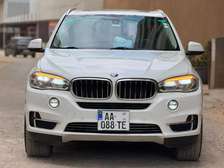 BMW X5 SUV blanc spacieux et performant