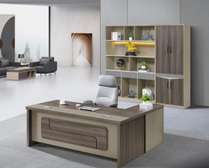 Bureau de direction moderne en bois avec rangements