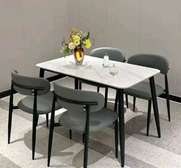 Table à manger avec 4 chiasse